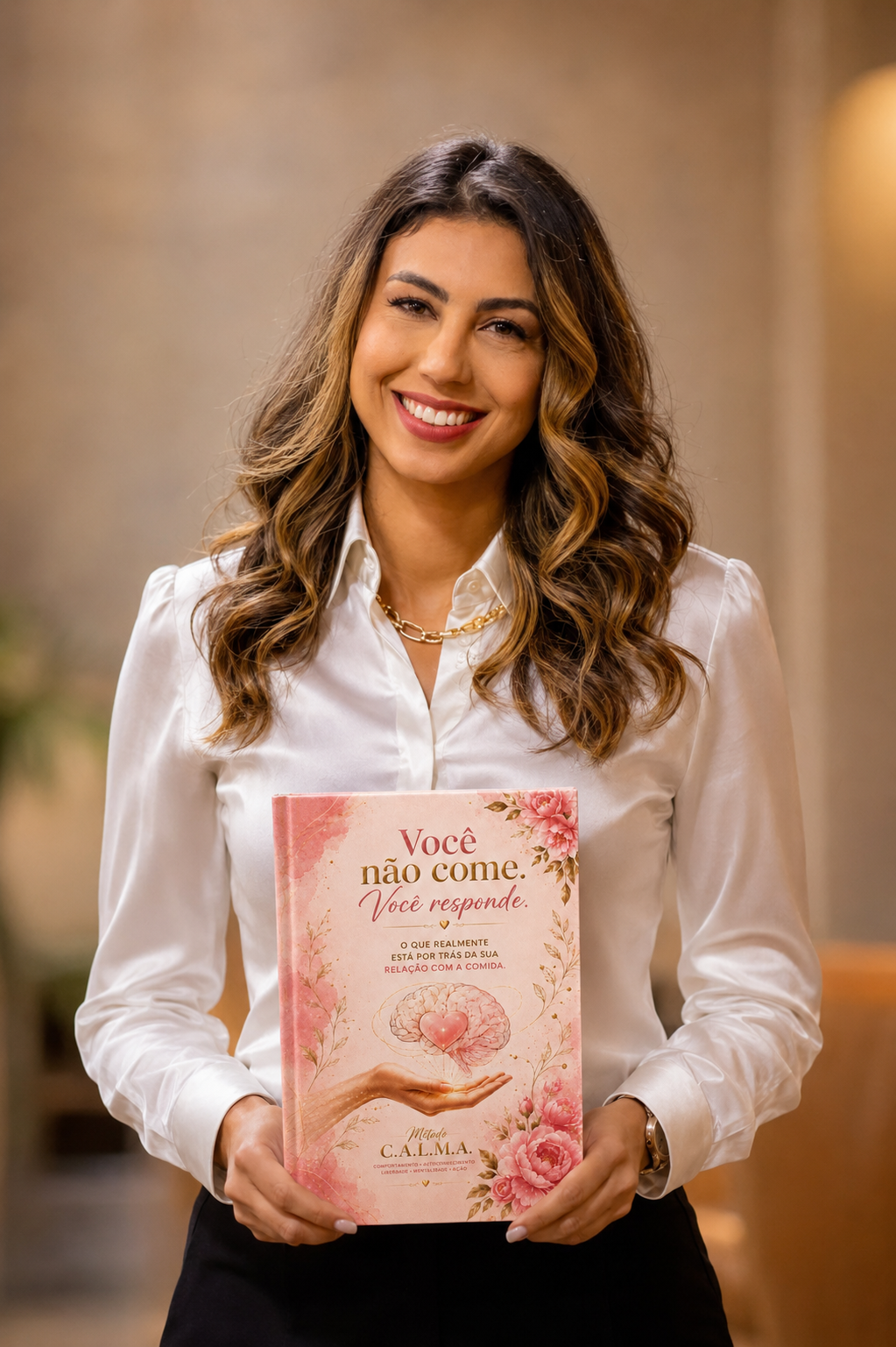 Thádile Thays Aguiar segurando o livro Você não come. Você responde.