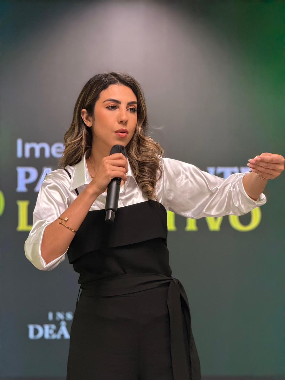 Thádile Thays Aguiar palestrando para plateia corporativa