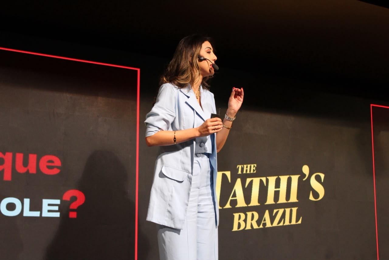 Thádile Thays Aguiar no palco do The Tathi's Brasil