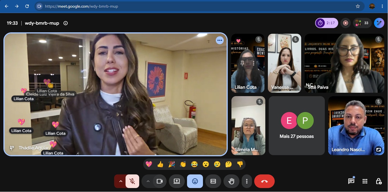 Thádile Thays Aguiar ministrando uma palestra on-line ao vivo