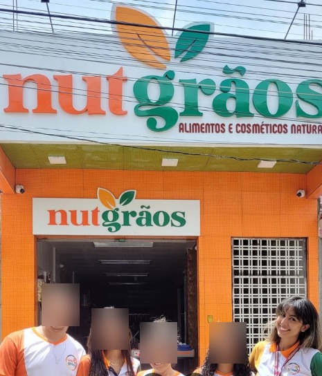 Thádile com a equipe na frente da loja de produtos naturais