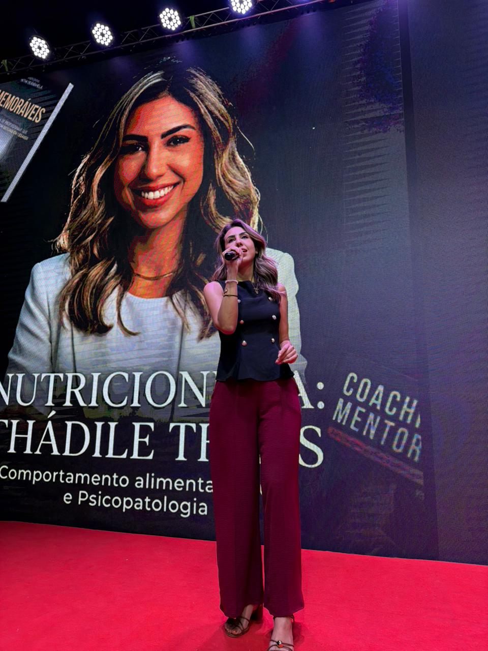 Thádile Thays Aguiar palestrando no palco