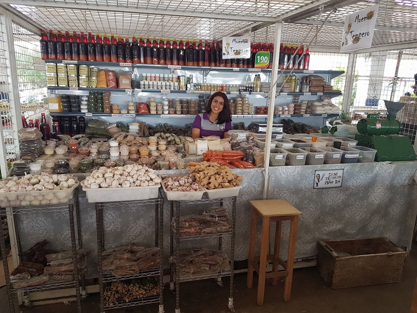 Thádile no início da trajetória, atendendo em uma banca de temperos na feira